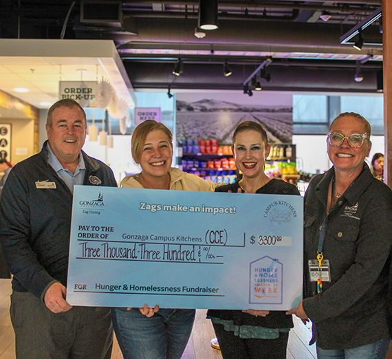 Une femme se tient les bras croisés à côté d’une fenêtre